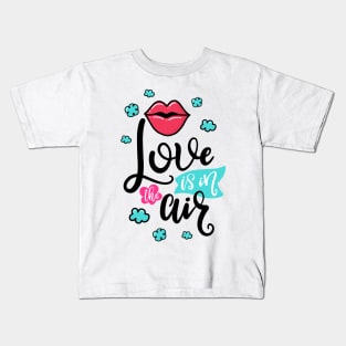 Love is in the air Kids T-Shirt